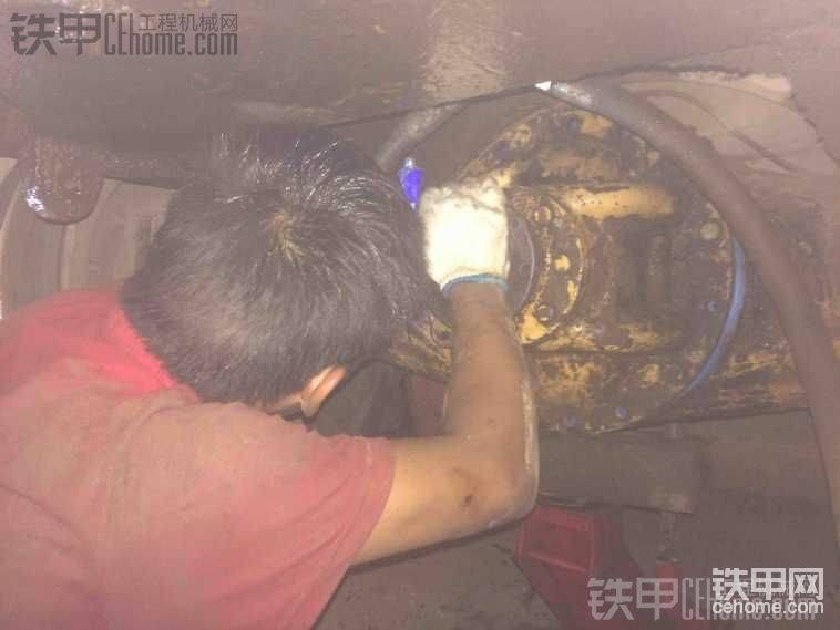 我弟苦好晚上12點(diǎn)了還加班安裝我拉下手鈀子笨重最后用上窩窩車(chē)頂上去的安裝難安最后搞兩個(gè)長(zhǎng)的24的鑼絲拉進(jìn)去的