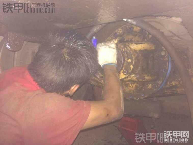 我弟苦好晚上12點了還加班安裝我拉下手鈀子笨重最后用上窩窩車頂上去的安裝難安最后搞兩個長的24的鑼絲拉進(jìn)去的