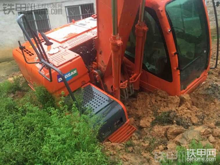 還好不是很深，不過還是不敢動(dòng)了，還下著雨