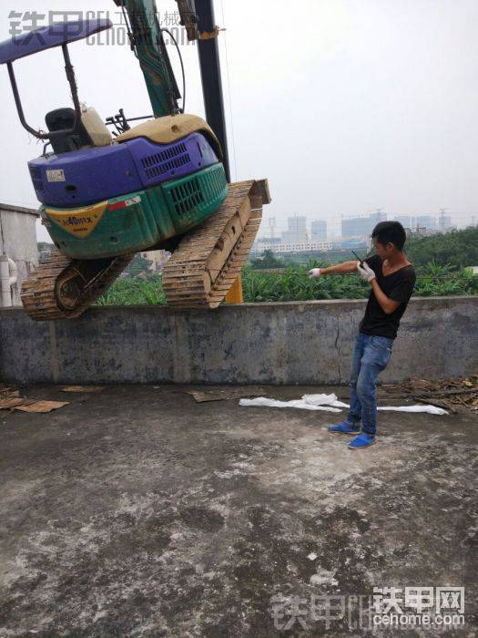 用吊机吊挖机上楼房&nbsp; 由于吊机不够长 我从围墙边上开下来的。。现在想想有点后怕
