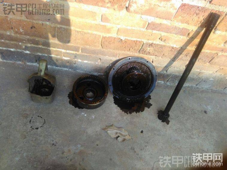 被拆的行星架，內(nèi)齒輪，半軸和螺絲