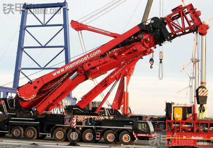 两部ltm11200吊装龙门吊