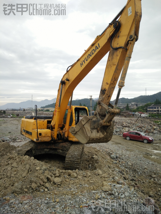 225挖機(jī)裝車