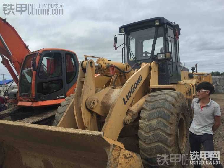 這是柳工855。車(chē)是11年的看著就沒(méi)有龍工新，車(chē)是在保養(yǎng)啊