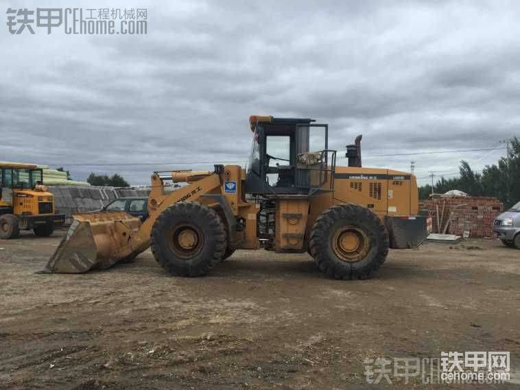 這個(gè)是龍工855看著挺新吧。這臺(tái)車(chē)是09年的