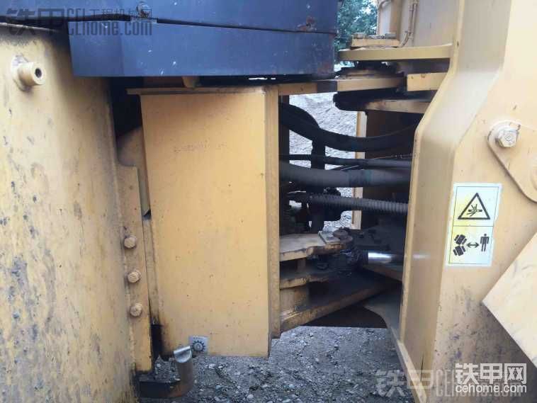 柳工是螺絲的油箱和車(chē)身連接