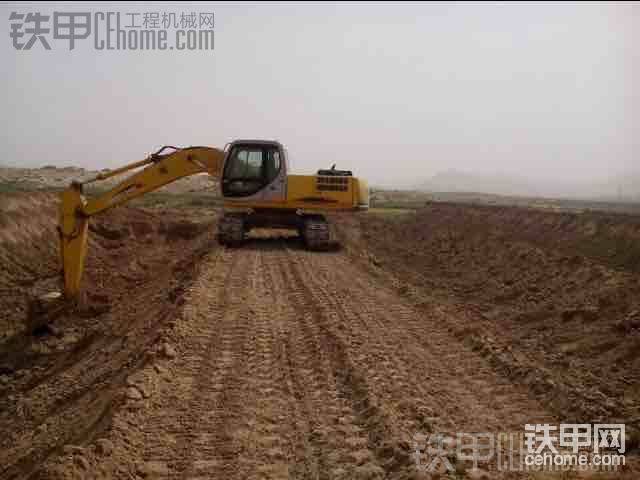 一般挖棚都是挖掘機甩土，推土機壓實，壓實以后砌棚是有技巧的，砌棚的坡度按照要求比例來砌，切記，不要砌的坡度太小，太小容易塌方。你就用斗給砸多高，（注意第一層土一定要直不然棚就歪七扭八）再打兩頭山墻，最后切墻，切完墻后把人家的地給整平。