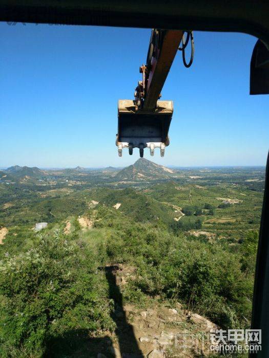 当挖斗放在远处的大山山顶时，机手师傅或许在想如果给我一个足够大的挖机，开到太空就可以地球挖起来…
