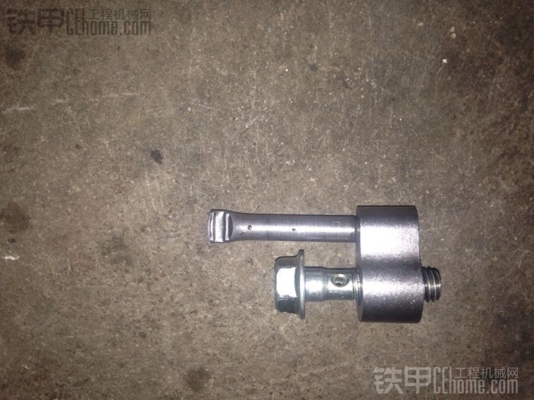 请大师点拨这个4M40发动机零件是装在哪个位置的？