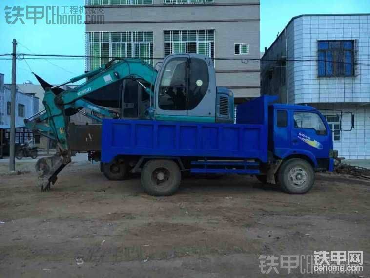 拖車，新做的車廂。南駿4108帶蹭壓。