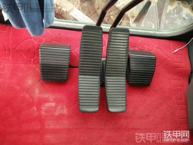 我就喜歡這種墊子，自己買的20塊錢又漂亮又便宜關(guān)鍵這墊子我現(xiàn)在裁剪很有心得，兄弟們自己看我裁剪的還行吧？

