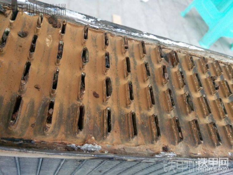 清理下水箱上水室那槽，把里面多余的錫用焊槍融化，清理出來(lái)，方便后面的，
