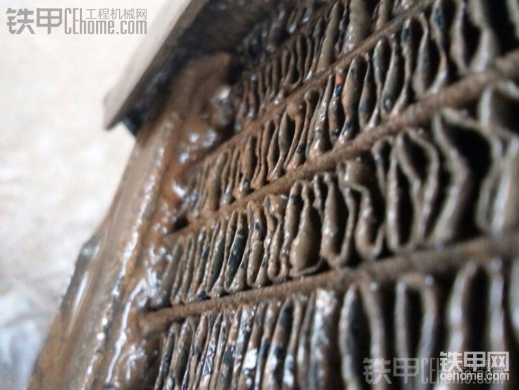 只要加了氣壓，有漏的就會(huì)冒泡，漏點(diǎn)先刷點(diǎn)助焊劑，能用鋼絲刷刷下最好，過(guò)會(huì)又耍點(diǎn)助焊劑，
