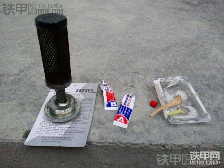 這是我想的辦法。用a b膠粘?？戳艘幌抡f明書，溫度也適應(yīng)能粘金屬。就是能不能耐柴油腐蝕就不知道了。
