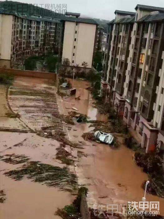 某小區(qū)的院墻被水沖倒，車子受傷
