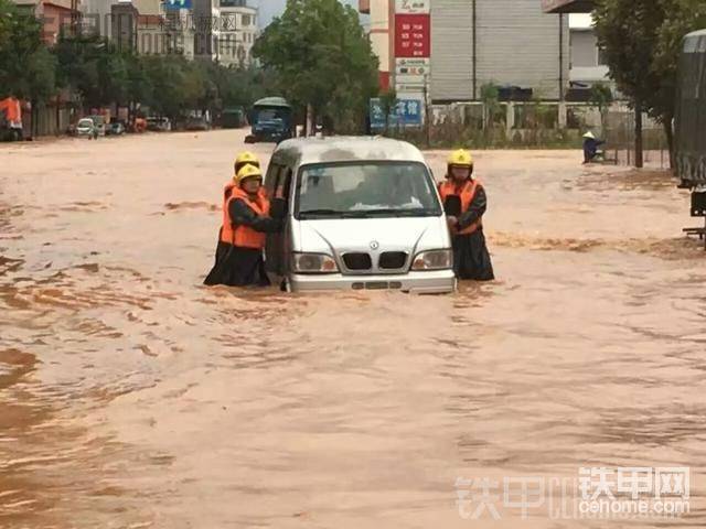 武警幫助水淹汽車脫困
