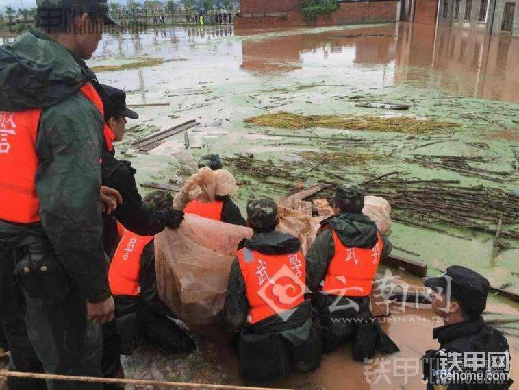 武警救援人員<img class="smiley" src="/img/smiley/default/handshake.gif"><img class="smiley" src="/img/smiley/default/handshake.gif"><img class="smiley" src="/img/smiley/default/handshake.gif">
