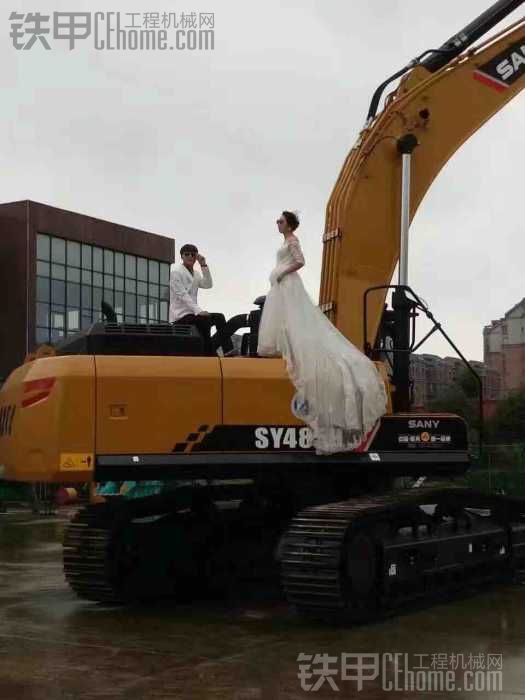 拍婚纱照选择挖掘机做背景确实不错