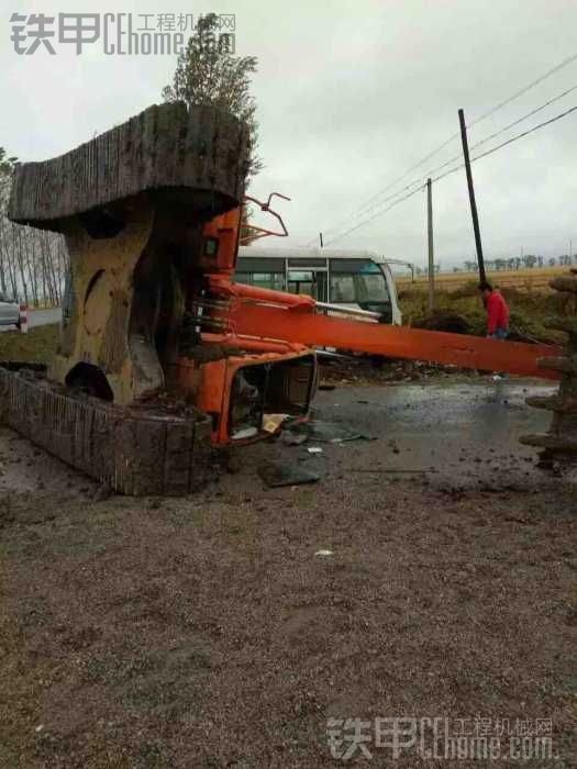 挖掘機被客車撞翻了