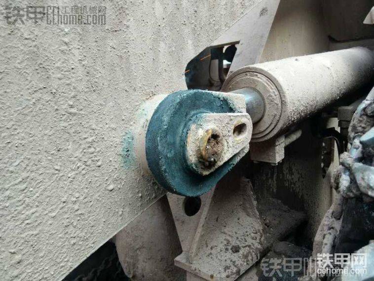 這么緊真是沒有遇到過，于是牽來氧氣烤，想著加熱一下試試，可是，還是沒有起作用，無奈，我只好告訴主管，請人搞吧，我搞不定，主管也看到我盡力了，說沒關(guān)系，他安排采購員帶修理工進工地來修。
