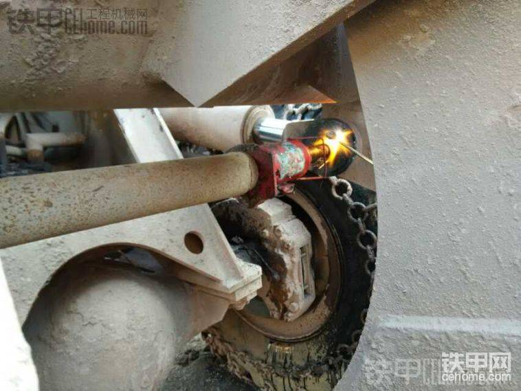一開始的千斤頂噸位小了，沒力，然后又換了個25噸的，然后一邊頂，一邊加熱，可是還是紋絲不動，這下老師傅也搖頭說“太緊了，現(xiàn)在沒有別的好方法，只有割掉銷子才能取出來”，我說沒問題，可是這個怎么割？沒法下手??！沒想到老師傅有辦法……
