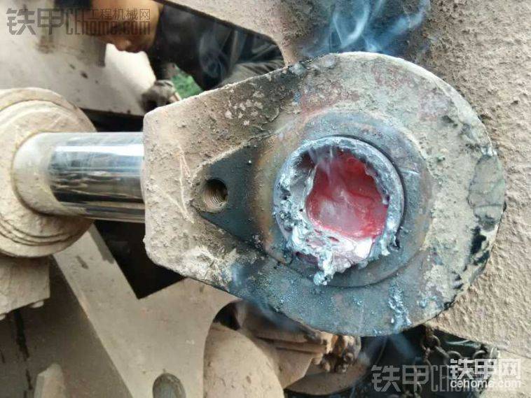 喏，老師傅是這樣做的，把外面的部位用氣割一點點的吹掉，吹出來一個小坑，然后用千斤頂從里面頂出來，這個果然有效??！氣割吹成這樣子，千斤頂很輕松就把銷子頂了出來
