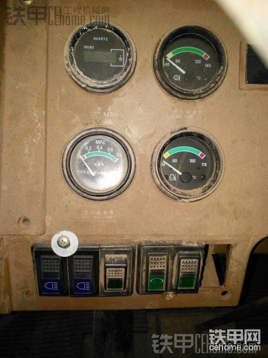 自己加了个机油直感表，原来的机油报警灯坏掉了。
