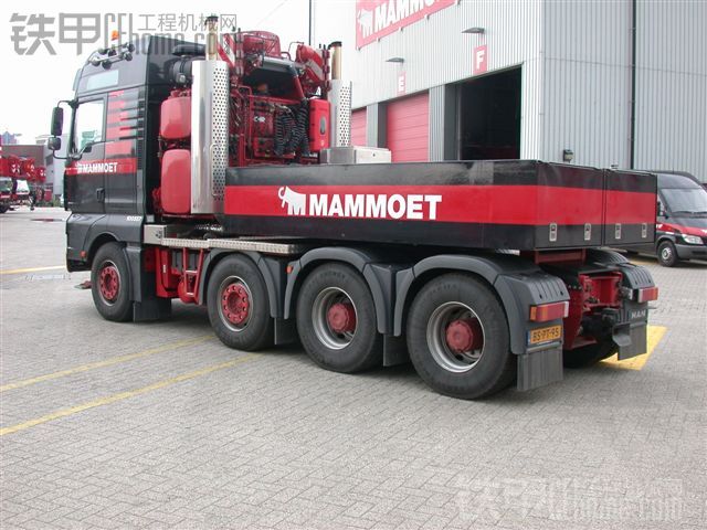 MANTGAXXL4轴拖头带压载箱(MAMMOET涂