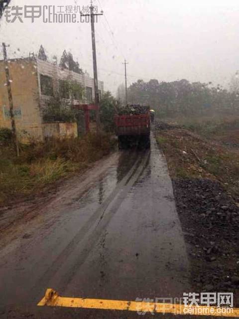 山区干活就干呗，悲催下雨也干！