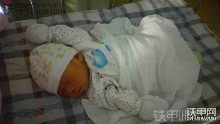 小子舉起手來說，放開那女孩讓我來，嘿嘿。