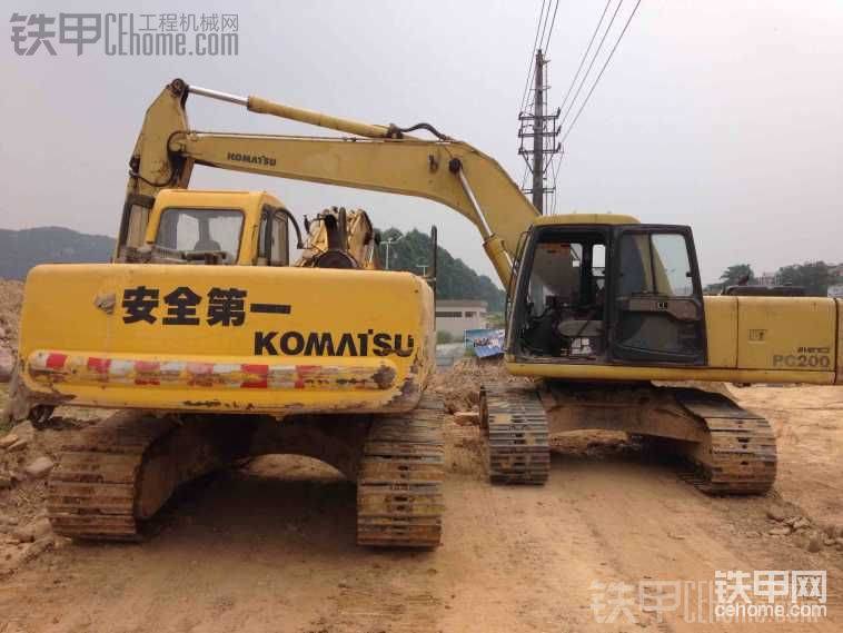 那天…这挖机挡了我的去路…司机还没上班！就只能这样过！