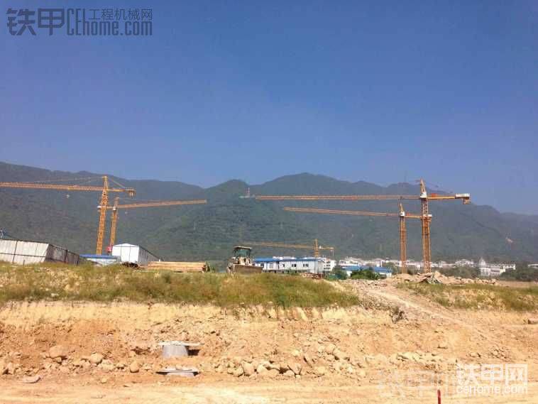 工地的另一面，全是山…上面还有个风景区