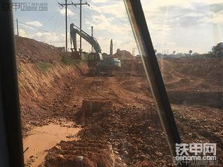 开了七年挖机第一次干这个活————掏基础桩和负一楼整平 大师们来指点一下