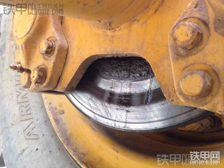 這個我聞了不臭，不過看樣子是輪邊油封壞了，不知道對不對？