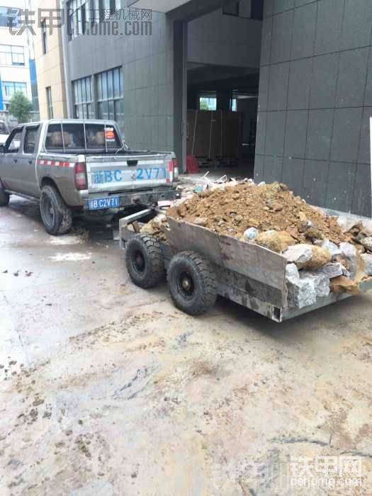 工地一點渣土，找車運不劃算，小拖車臨時用用