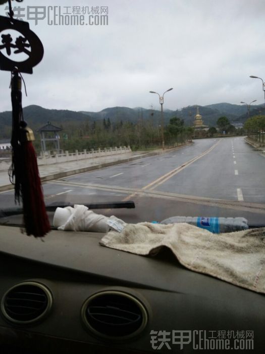 大山沟沟里面修路，