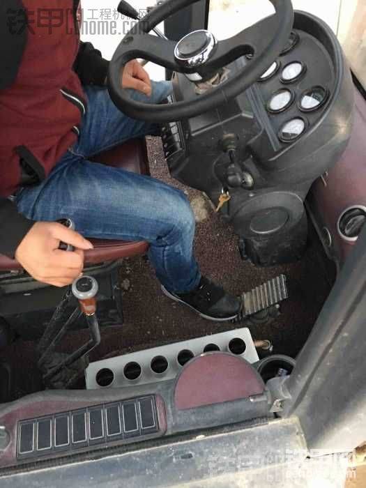 由于搖臂的原因的稍稍動一下才能裝上鏟斗油缸
