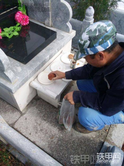 這是在陵園干活，不缺吃<img class="smiley" src="/img/smiley/default/titter.gif">
