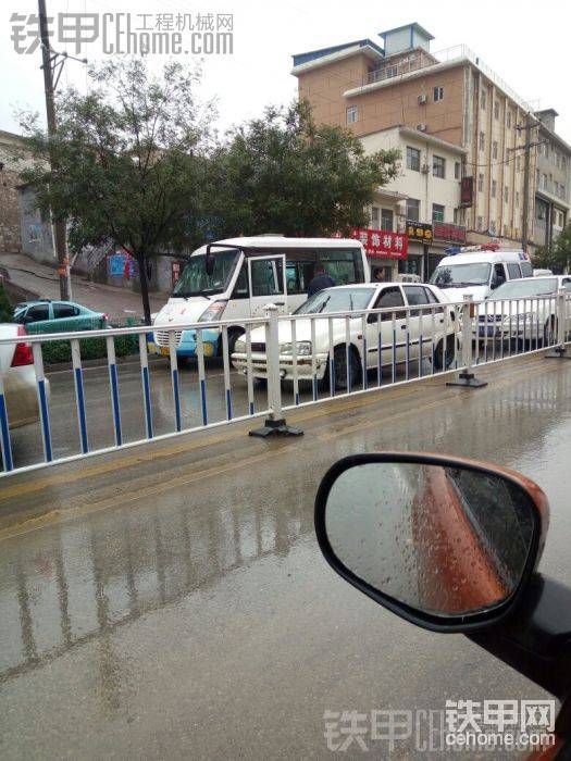 公交被追尾反而被砸車 唉～有錢就是任性