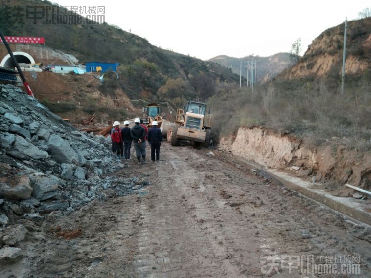 三個(gè)鏟車一臺(tái)戲 也有可能都餓了