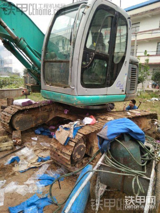 把回轉(zhuǎn)支撐抬到下車架上面固定幾個螺絲就可以吊回了
