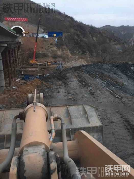 路况不好石头就往洞口倒 还要2次到运 土洞子马上就挖完了，没有黄土 全是石头的日子也不好过，路难休 轮胎磨碎也快，所以想到了保护链，可是没有用过那东西