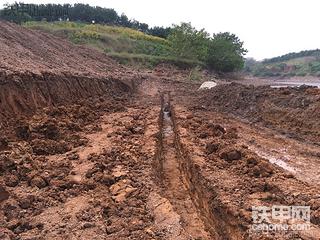 第一次干农村小水库感觉60小挖机不适合干这活