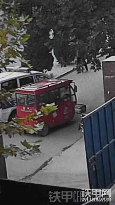 陜西省渭南市澄城縣的交通執(zhí)法車違規(guī)執(zhí)法，別停三輪車，三輪車逃逸撞到了我停在停車位的車尾部，之后，三輪車逃逸，執(zhí)法車揚(yáng)長而去，我的車無辜受傷……