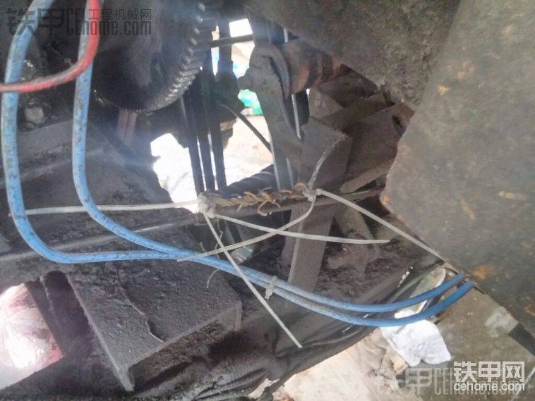 自制油門回位彈簧，不對，應(yīng)該是回位橡皮筋，仿生學(xué)設(shè)計，腳感極佳...
