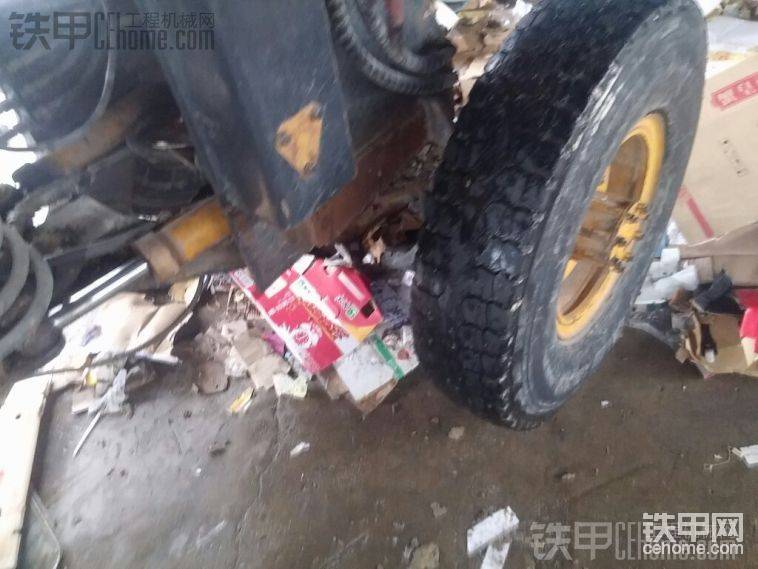 前車架干裂了補(bǔ)鐵板繼續(xù)干...
