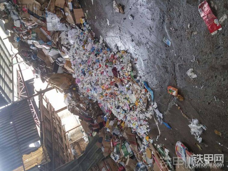 一堆會所來的面巾紙...擦什么你懂的...擦過的..被收衛(wèi)生的撿出來...撿出來...然后拿來賣廢紙....那味道...你懂的....
結(jié)束....前面完了交代，這個廢紙小作坊是我自己開的，主要是集中起來賣去造紙廠，小抓機(jī)也是我開的，呵呵，新人剛來輕噴....還有用認(rèn)證嗎?1024?呵呵
