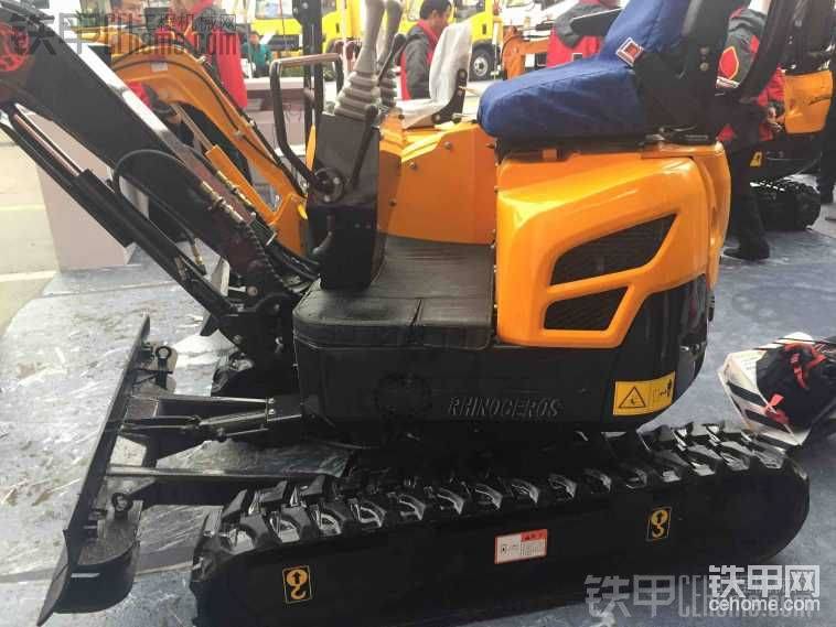 山東犀牛小挖機-外型還可以-配置一般