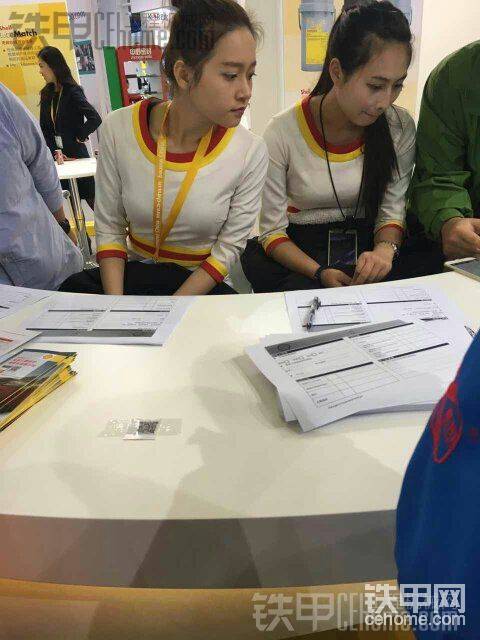 這倆位更<img class="smiley" src="/img/smiley/default/kiss.gif"><img class="smiley" src="/img/smiley/default/kiss.gif"><img class="smiley" src="/img/smiley/default/kiss.gif"><img class="smiley" src="/img/smiley/default/kiss.gif"><img class="smiley" src="/img/smiley/default/kiss.gif"><img class="smiley" src="/img/smiley/default/kiss.gif">此次鐵甲的贊助商，殼牌展臺(tái)美女，大家來(lái)找茬，圖片慢慢找吧！別說(shuō)出來(lái)哈！
