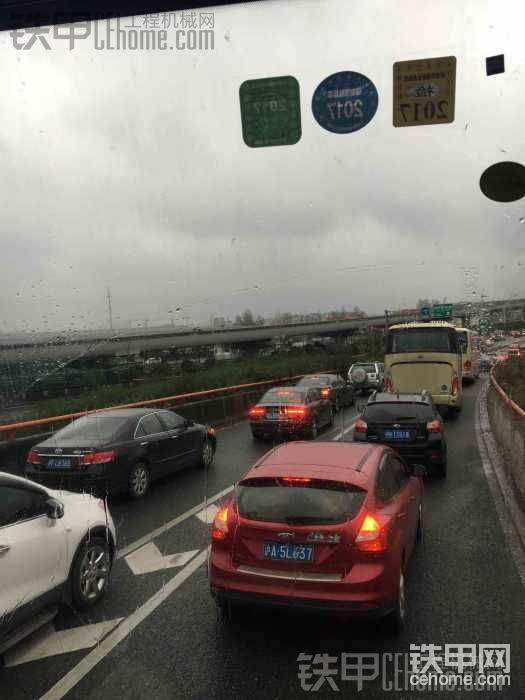 下著雨 堵著車 照樣前行